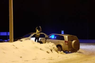 ДТП у деревни Середней — костромским спасателям пришлось разрезать заклинившую дверь авто - kostroma.mk.ru - район Костромской