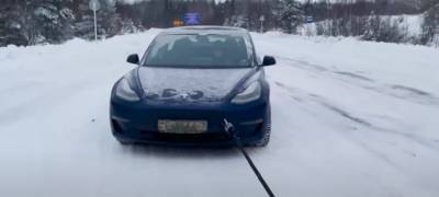 Как тебе такое, Илон Маск?: электромобиль "Tesla" заглох в глубинке Карелии (ВИДЕО) - stolicaonego.ru - Москва - Мурманск - Мурманская обл. - республика Карелия