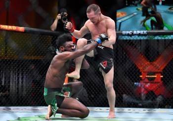 Петр Ян - Петр Ян лишился титула UFC из-за запрещенного удара - vologda-poisk.ru