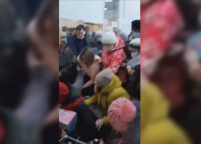 Покупатели в Башкирии устроили давку и драку из-за распродажи игрушек по 39 рублей - province.ru - Башкирия - Уфа