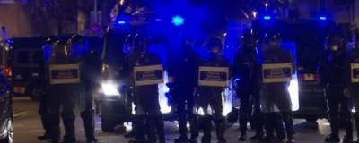 Пабло Асель - Протестующие в Барселоне закидали полицейских камнями и краской - runews24.ru - Каталония