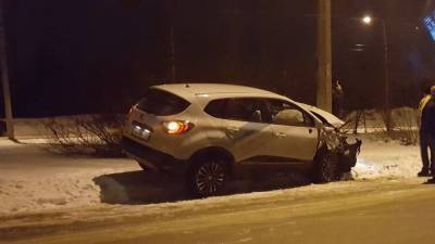 Мария Базарева - Водитель Lada протаранил столб в Саратове - nation-news.ru - Москва - Саратов