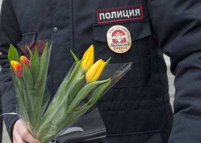 Сотрудники полиции провели праздничный флешмоб в метро к 8 Марта - m24.ru - Москва