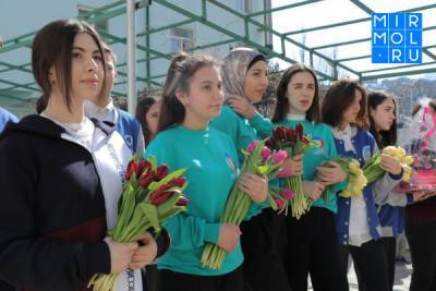 Более 4000 цветов раздали женщинам в Дагестане - mirmol.ru - респ. Дагестан
