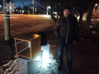 Украл из отеля холодильник, стол и тумбочку: полиция задержала мужчину во Львове - 24tv.ua - Львов - Новости