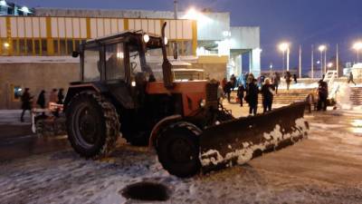 В Ленобласти убиравший снег трактор наехал сам на себя - newinform.com - Ленинградская обл.
