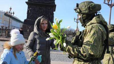 Петербургские военнослужащие ЗВО поздравили жительниц города с 8 марта - piter.tv - Санкт-Петербург