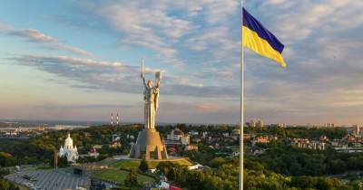 В Киеве приспустили самый большой флаг Украины: названа причина - dsnews.ua - Киев
