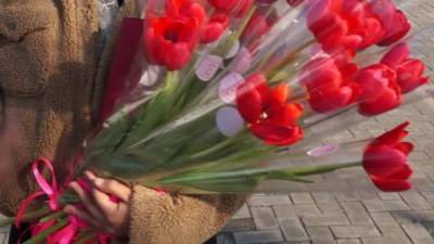 Новости на "России 24". Романтическая акция: студенты дарят женщинам цветы - vesti.ru - Нью-Йорк - Бишкек - Шымкент