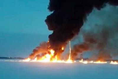 Власти назвали возможную причину пожара на реке Обь - lenta.ru - Сургут - Нижневартовск