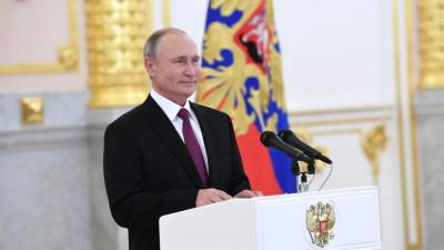 Владимир Путин - Владимир Путин поздравил россиянок с Международным женским днем - mir24.tv