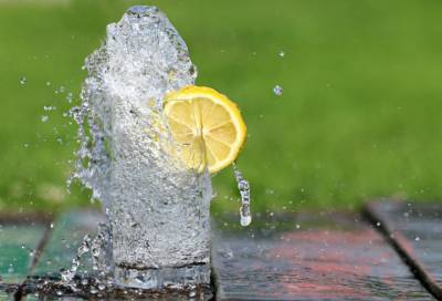 Диетолог развеяла миф о пользе воды с лимоном для худеющих - online47.ru