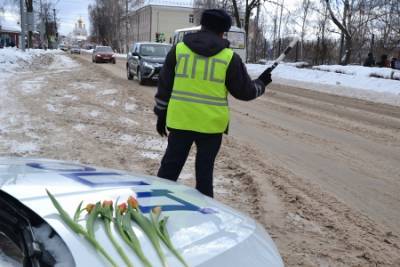 В Кунгуре сотрудники ГИБДД вместе с юными помощниками из отряда ЮИД провели акцию «С 8 Марта поздравляем - ПДД не нарушаем» - iskra-kungur.ru - Пермь