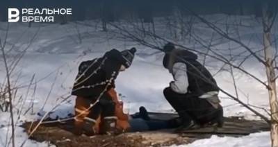 В Казани сняли на видео пьяных женщин: одну из них поддерживал ребенок, чтобы мама не упала - realnoevremya.ru - респ. Татарстан - Казань