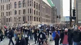 Джордж Флойд - Жители Миннеаполиса вышли на митинг перед началом суда по делу Джорджа Флойда — видео - reendex.ru - шт. Миннесота - Миннеаполис