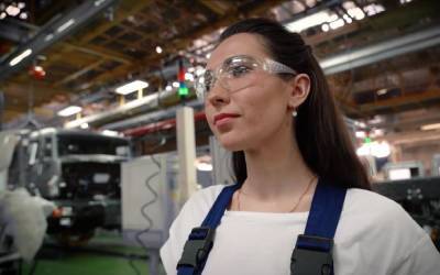 Праздничное видео: красивая девушка работает на сборке КАМАЗов - zr.ru - Казань