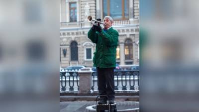 Трубач Дядя Миша поздравил петербурженок с 8 марта - neva.today - Санкт-Петербург