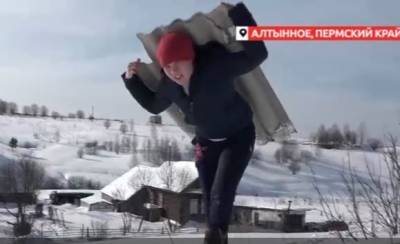 8 марта в Прикамье: женщина перетаскала шифер на гору, чтобы построить будку - nakanune.ru