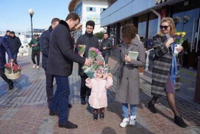 Евгений Первышов - Алексей Копайгородский - 8 марта: как главы кубанских городов поздравляли женщин - kuban.mk.ru - Сочи - Кубани