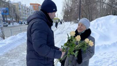 Дмитрий Азаров - 8 марта в Самаре: четыре «километра красоты» и розы от губернатора - riafan.ru - Самара