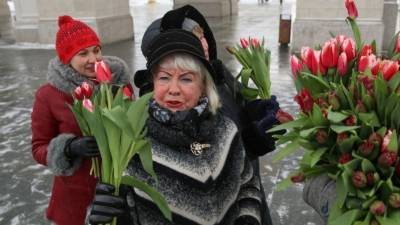 Лев Толстой - Цветы от императорских солдат: как в Петербурге поздравляли женщин с 8 Марта - 5-tv.ru - Санкт-Петербург