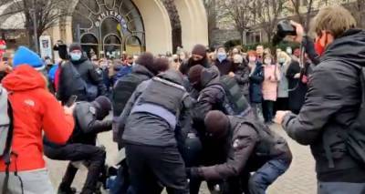 На Марше женщин в Киеве мужчина пытался перекрыть вход в метро: видео задержания - 24tv.ua - місто Киев