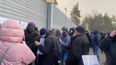 Владимир Зеленский - Сергей Стерненко - Сторонники Стерненко пикетируют дачу Зеленского: фото, видео - 24tv.ua - Новости