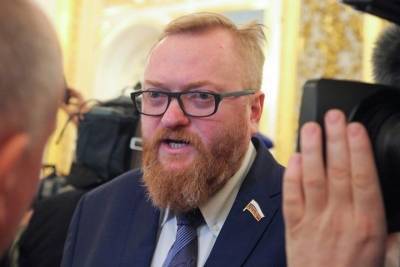 Виталий Милонов - Милонов пожаловался на маленькую зарплату депутатов: Едва хватает - mk.ru - Москва