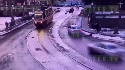 На Мало-Калинкином мосту столкнулись трамвай и "Ауди" - piter.tv - Санкт-Петербург - Петербург