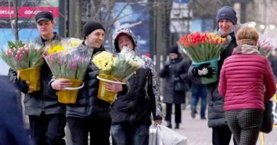 Перевернутый борщ, марши за права женщин и цветы в подарок: как украинцы отмечают 8 марта - tsn.ua