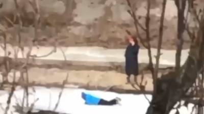 В Киеве ребенок играл на льдине, а мать ждала на берегу: сеть возмутило видео - 24tv.ua - Киев - Запорожье