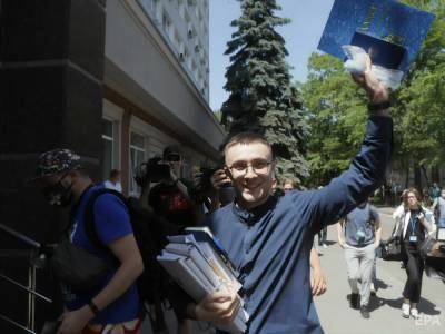 Сергей Стерненко - Руслан Демчук - Андрей Антоненко - Сторонники Стерненко и Антоненко зажгли файеры у резиденции Зеленского. Видео - gordonua.com - Украина