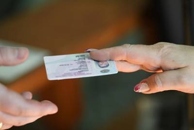 В России предложили обменивать валюту и брать кредиты по правам - lenta.ru