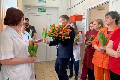 Волонтеры поздравили медиков Смоленской больницы с 8 марта - mk-smolensk.ru - Смоленск