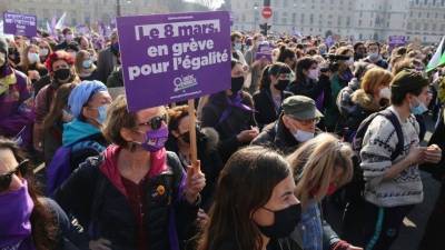 В Международный женский день в Европе прошли протестные акции - 5-tv.ru - Париж - Испания - Мадрид - Европа