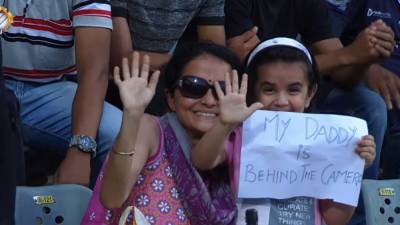 Мой папа за камерой, – дочь трогательно поддержала отца во время матча - 24tv.ua - Индия