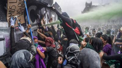 Свыше 60 сотрудниц полиции пострадали на марше феминисток в Мехико - vesti.ru - Мексика - Мехико