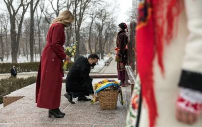 Владимир Зеленский - Елена Зеленская - Тарас Шевченко - Зеленский почтил память Тараса Шевченко - korrespondent.net - Украина - Киев