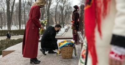 Владимир Зеленский - Елена Зеленская - Тарас Шевченко - Зеленский с женой возложили цветы к памятнику Шевченко в его день рождения (ФОТО) - dsnews.ua - Киев