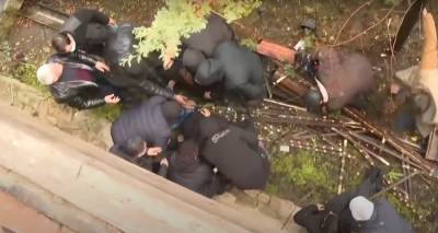 В грузинской епархии во время массовой драки около десяти человек упали с балкона (видео) - sharij.net - Грузия