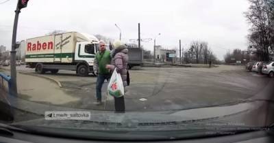 В Харькове водитель остановил грузовик, чтобы перевести через дорогу незрячую женщину (видео) - tsn.ua - Николаевская обл. - Харьков