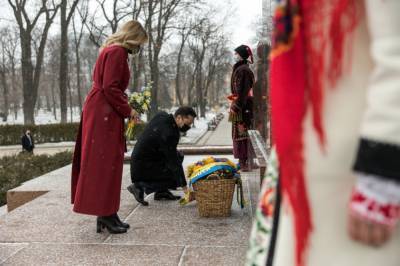 Владимир Зеленский - Елена Зеленская - Тарас Шевченко - Зеленский с женой возложили цветы к памятнику Шевченко - news.bigmir.net - Киев