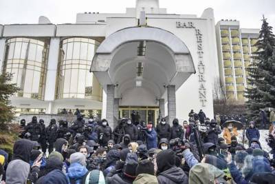 Сергей Стерненко - В Киеве сотни людей протестуют под «Президент-отелем» (ФОТО) - lenta.ua - Киев