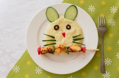 Вкусные блюда с курятиной для детского меню: колбаски, суп и бургеры - 24tv.ua
