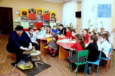 Для юных воспитанников санатория «Журавлик» провели мастер-класс по балхарской керамике - mirmol.ru - Махачкала - респ. Дагестан