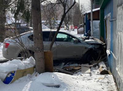 В Тюмени водитель врезался в жилой деревянный дом, пострадали четыре человека - znak.com - Тюмень - Тюменская обл.