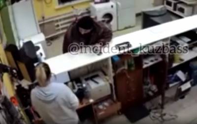Угрожал женщине с ребёнком: появилось видео нападения на ломбард в Кузбассе - gazeta.a42.ru