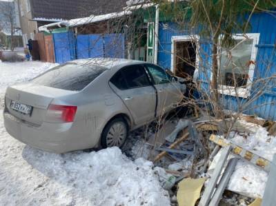 В Тюмени иномарка врезалась в жилой дом, есть пострадавшие - nakanune.ru - Тюмень
