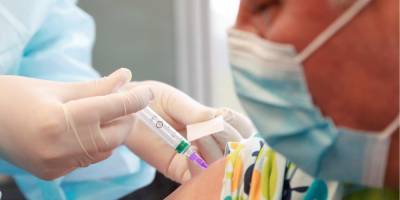 Владимир Зеленский - Зеленский поручил ускорить вакцинацию от COVID-19, чтобы избежать локдауна - nv.ua