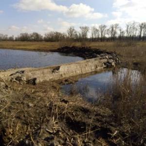 В Запорожской области на реке построили дамбу, которая перекрывает русло. Фото - reporter-ua.com - Запорожская обл.